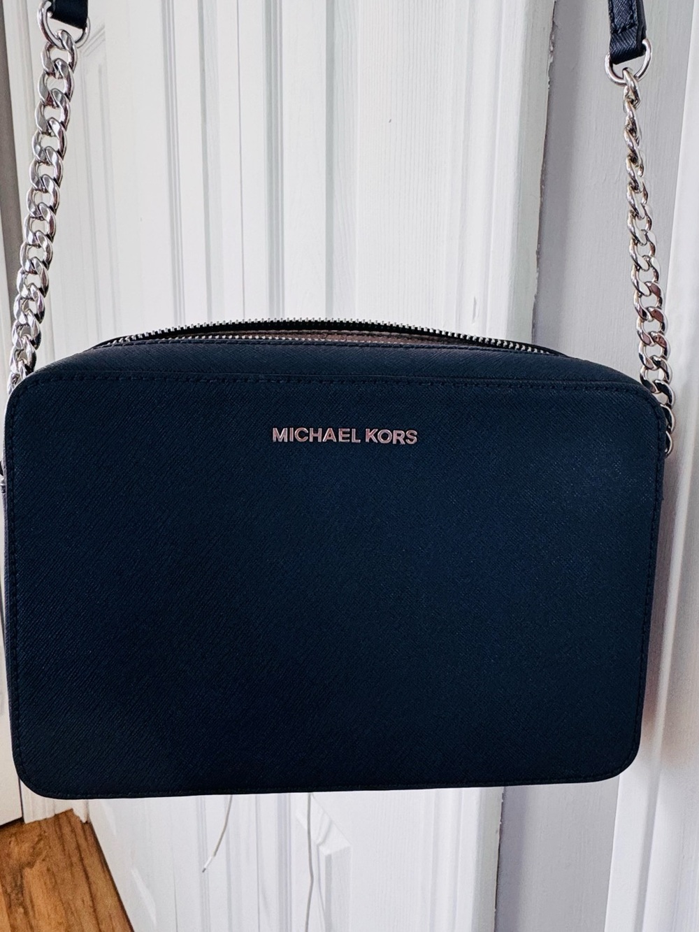 Michael Kors Jet Set crossbody bag in navy blue saffiano leather with silver